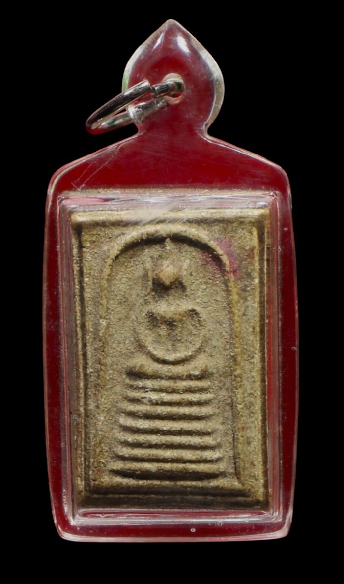 พระสมเด็จ  พิมพ์ 7 ชั้น หลวงพ่อกวย วัดโฆสิตาราม ชัยนาท  เนื้อผงน้ำมัน ปี 2515 (เลี่ยมโบราณ)