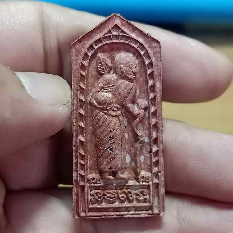 2-711 วัดใจ 100 พระผงสีวลี หลังยันต์ห้ารุ่นแรก(นำฤกษ์) ทีมพี่เสือสร้าง หลวงพ่อรวย วัดมาบตะพุด จ.ระยอง ปี 2566 เนื้อว่านสบู่เลือดตะกรุดทองแดงคู่ หมายเลข 53 กล่องเดิม