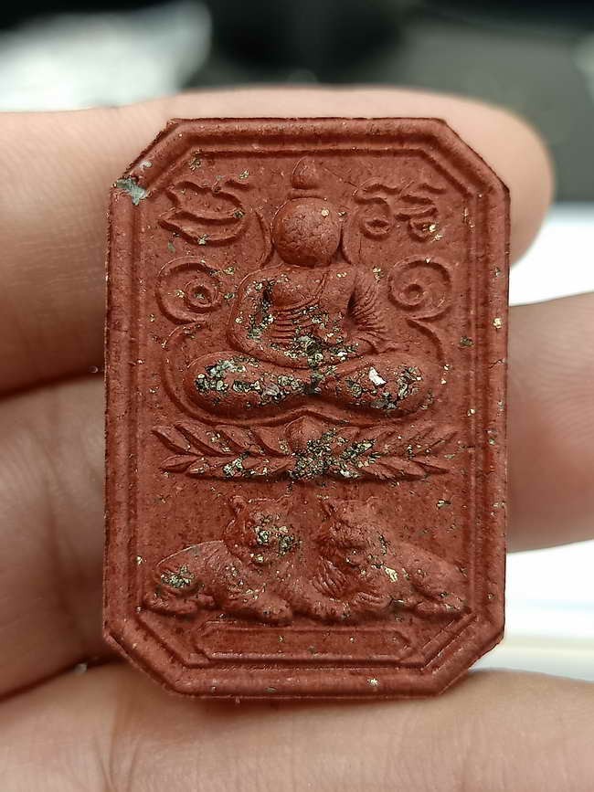 2-202 วัดใจ 100 พระสมเด็จพุทธศิลป์ มนต์นาคา รุ่นเจ้าสัว หลวงปู่คีบ ธีรปัญโญ อายุ 108 ปี วัดป่าสุทธาวาส จ.นครพนม ปี 2567 เนื้อว่านสบู่เลือด โรยเพชรหน้าทั่ง หมายเลข 78 กล่องเดิม***ทีมพี่เสือสร้าง