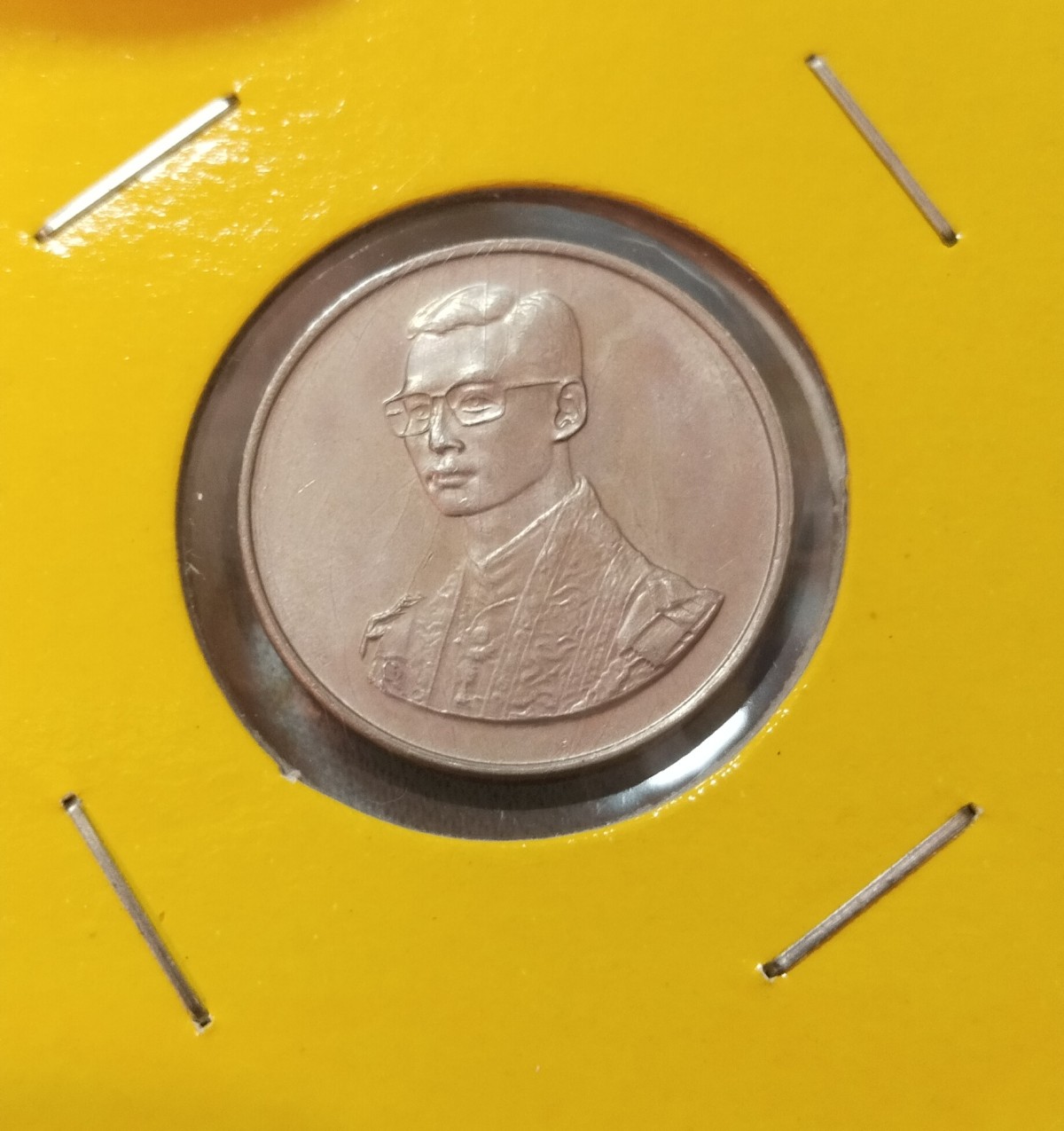 เหรียญในหลวง ที่ระลึกเดินการกุศลเทิดพระเกียรติ 5 ธ.ค. 2527 กองทัพบกจัดสร้าง (2)