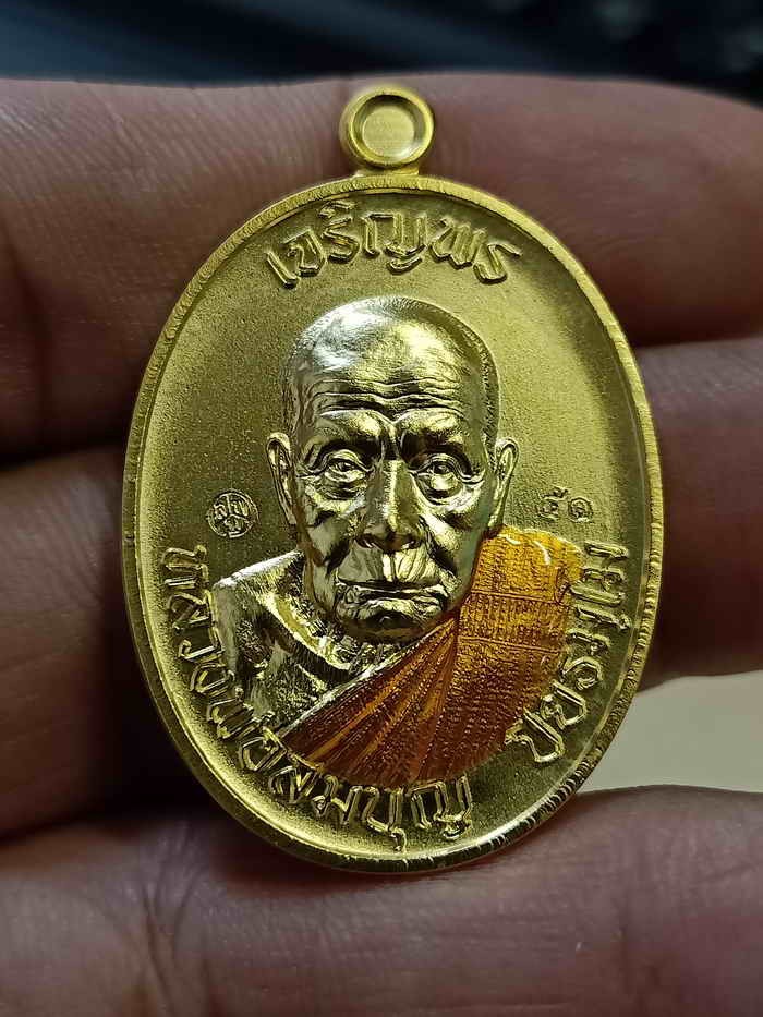 2-772 วัดใจ 150 เหรียญเจริญพรบน หลวงพ่อสมบุญ วัดลำพันบอง จ.สุพรรณบุรี ปี 2567 ชุบทองโบราณ ลงยาจีวร ขอบเรียบ หมายเลข 51 กล่องเดิม