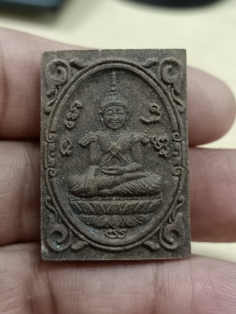 D932 วัดใจ 50 พระผงเจ้าทรัพย์ หลังปิดตา วัดถ้ำแฝด กาญจนบุรี มวลสารแน่น