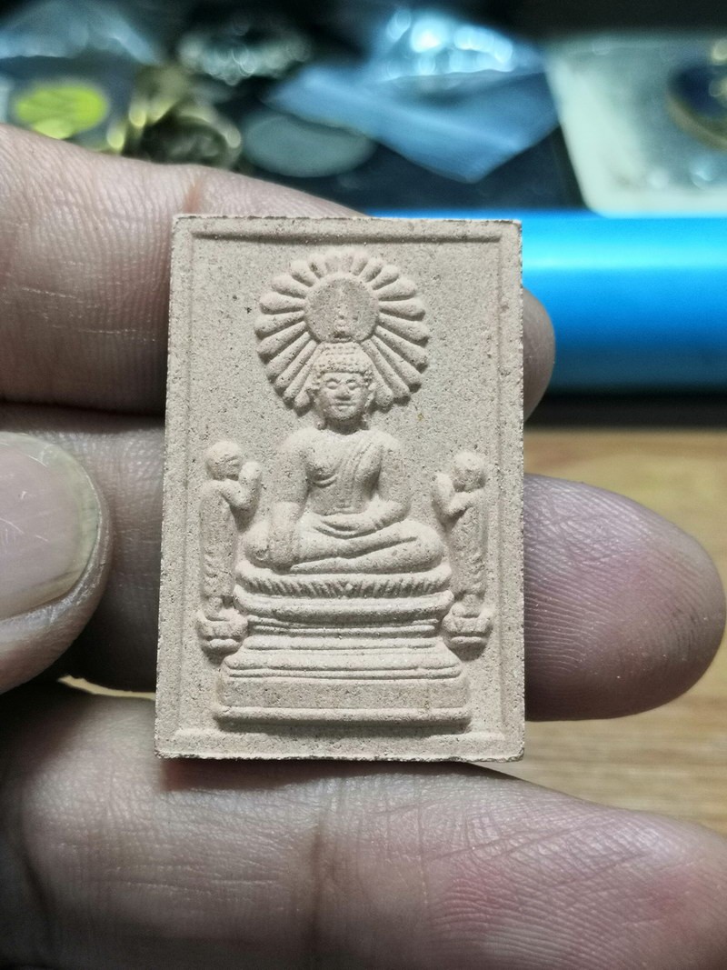 1-813 วัดใจ 50 หลวงพ่อพระใส เนื้อกระเบื้องหลังคาโบสถ์ รุ่นแรก วัดโพธิ์ชัย จ.หนองคาย 2541 พิมพ์ปรกรัศมี กล่องเดิม