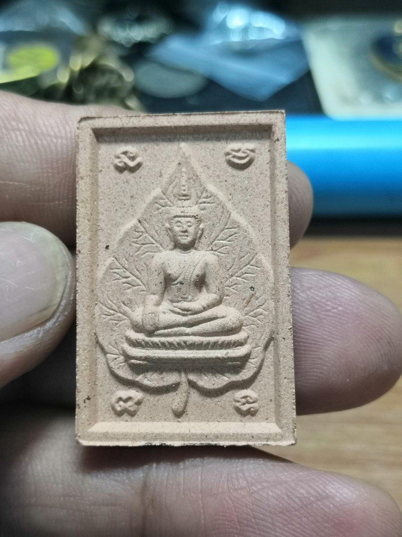 1-814 วัดใจ 50 หลวงพ่อพระใส เนื้อกระเบื้องหลังคาโบสถ์ รุ่นแรก วัดโพธิ์ชัย จ.หนองคาย 2541 พิมพ์หลังใบโพธิ์ กล่องเดิม