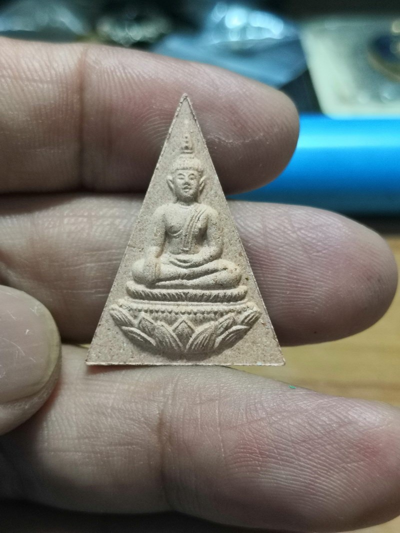 1-812 วัดใจ 50 หลวงพ่อพระใส เนื้อกระเบื้องหลังคาโบสถ์ รุ่นแรก วัดโพธิ์ชัย จ.หนองคาย 2541 พิมพ์จิตรลดา กล่องเดิม