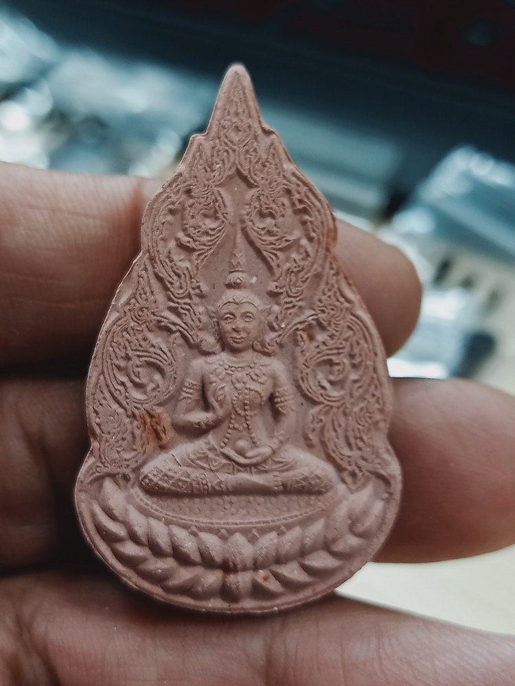 D1398 วัดใจ 50 พระสุนทรีวาณี หลังพระนารายณ์ทรงครุฑ วัดสุทัศน์ฯ กรุงเทพมหานคร ปี 2553 เนื้อผงพุทธคุณ ตอกโค้ด***ซองเดิม