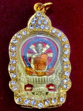 เหรียญหลวงพ่อคูณ นั่งพาน "อายุยืน" หลังหนุมาณหาวเป็นดาวเป็นเดือน  วัดบ้านไร่ นครราชสีมา ๕๘  เลี่ยมทองไมครอนสวย