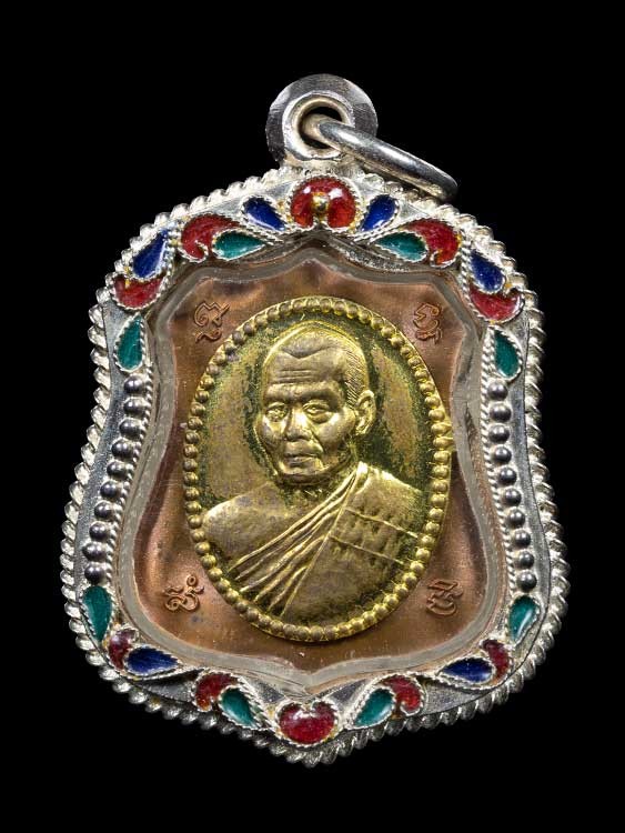 1000.-เหรียญอาร์มมหาโภคทรัพย์ ที่รฤก ฉลองอายุครบ73 ปี หลวงพ่อสาคร วัดหนองกรับ จ.ระยอง ปี2555 เลี่ยมเงินลงยาสุโขทัย