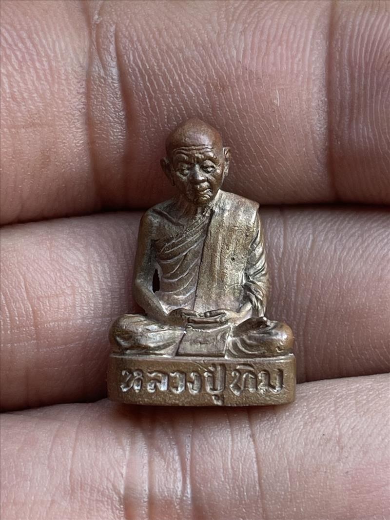 3500.-รูปหล่อลอยองค์ อนุสรณ์ 108 ปี หลวงปู่ทิม วัดระหารไร่ ปี2530 เนื้อสำริด พร้อมกรอบเงิน 1ใบ