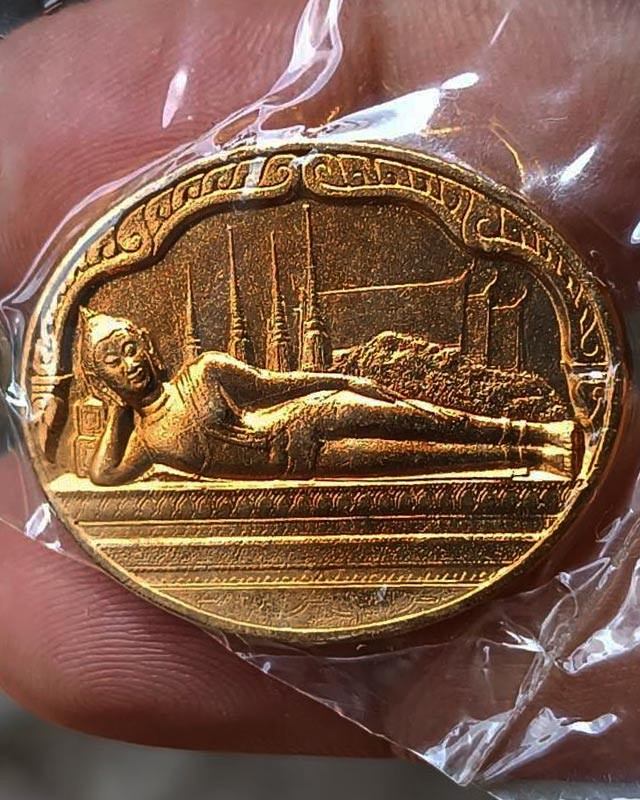 5.เหรียญพระนอน หลัง ภปร. พิธีใหญ่วัดโพธิ์ ฉลองในหลวงพระชนมายุครบ 5 รอบ พ.ศ. 2530 ไม่ผ่านการใช้ ซองเดิมๆ