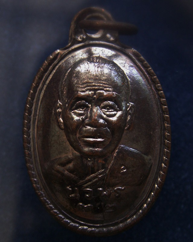 27.เหรียญนวพร (หลังเต่า) หลวงพ่อคูณ วัดบ้านไร่ ศูนย์การทหารปืนใหญ่สร้างถวาย ตอกโค้ด พ.ศ. 2537 พร้อมกล่องเดิม