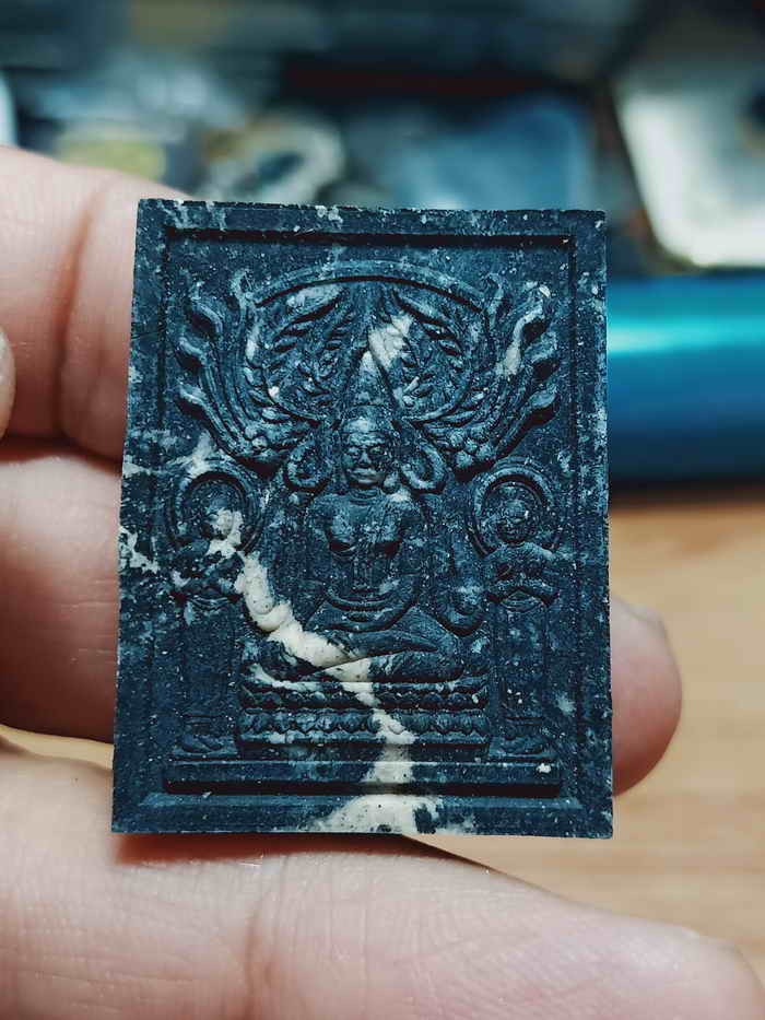 2-1483 วัดใจ 100 พระผงปรุหนัง รุ่นแรก วัดโพธิ์ศรีสะอาดแกเปะ จ.กาฬสินธุ์ 2567 มวลสารแน่น หมายเลข 68 กล่องเดิม