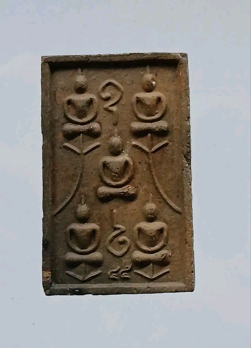 เนื้อดินพิมพ์พระเจ้าห้าพระองค์ หลวงพ่อเงิน วัดบางคลาน จ.พิจิตร ( ย้อนยุค ) สร้างปี 2545