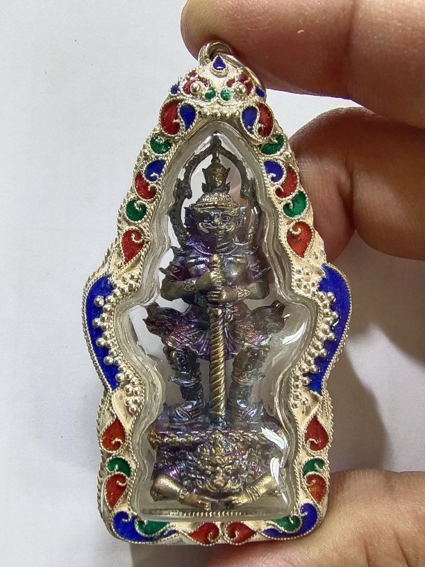 1700.- ท้าวเวสสุวรรณหลวงปู่บุญมา วัดบ้านแก่ง ปราจีนบุรี ปี2561 เลี่ยมเงินลงยาสุโขทัย