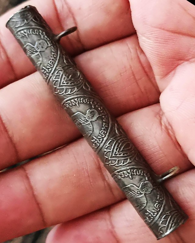 ตะกรุดเนื้อตะกั่วยาว 2.75 นิ้ว อยู่ในเลี่ยมปลอกหลวงพ่อเดิม วัดหนองโพธิ์ จ.นครสวรรค์ พระบ้านเก่าเก็บหลายสิบปี ไม่ทราบที่