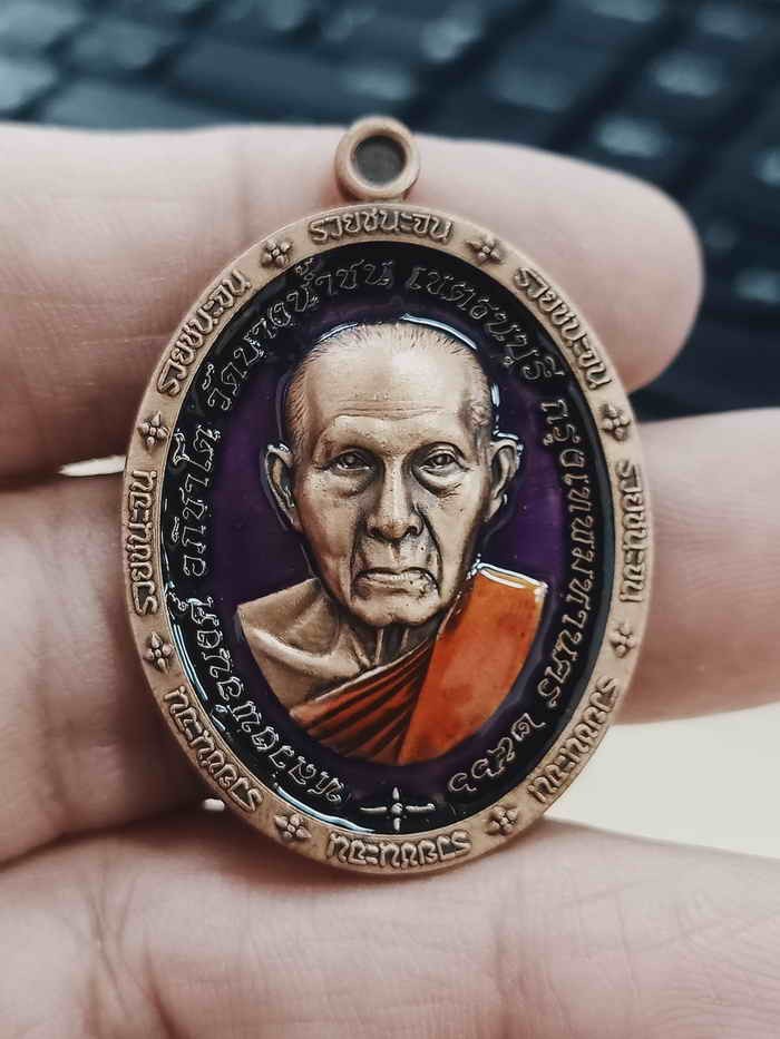 2-1338 วัดใจ 100 เหรียญรุ่นรวยชนะจน หลวงพ่อนงค์(ลูกศิษย์หลวงปู่โต๊ะ) วัดบางน้ำชน ธนบุรี กรุงเทพ ปี 2566 เนื้อทองแดงซาติน ลงยาม่วง จีวร หมายเลข 23 สร้าง 50 องค์ กล่องเดิม