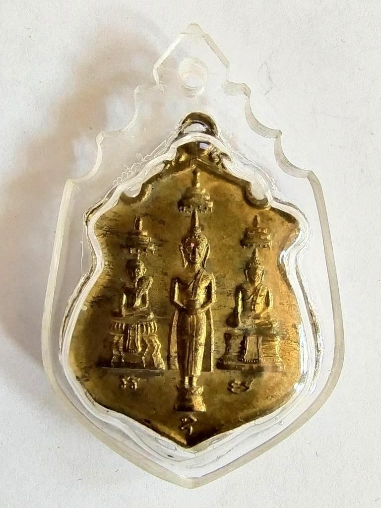 500.-เหรียญหลวงพ่อ 3 พี่น้อง ที่ระลึกธนาคารนครหลวงไทย ปี 2517 เนื้อฝาบาตร (หลวงพ่อแดง วัดเขาบรรไดอิฐ ปลุกเสก)