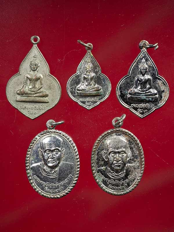 500.-ชุดเหรียญหลวงพ่อทันใจหลังพระบรมธาตุ จ.ตาก รุ่น 1+2+3 กับเหรียญหลวงพ่อทองอยู่ ปี36+38 รวม 5 เหรียญ