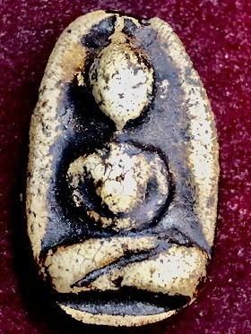 พระเนื้อผงพิมพ์ตุ๊กตา  วัดพลับ(ราชสิทธาราม)  กรุงเทพฯ