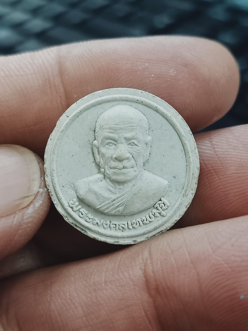 D1855 วัดใจ 50 พระผงจันทร์ลอย รุ่นแรก หลวงพ่อสด วัดหลวงพ่อสดธรรมกายาราม มวลสารพระวัดปากน้ำ รุ่น 1-3 เส้นเกศา