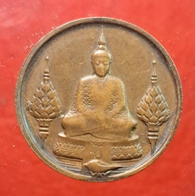 เหรียญกลมใหญ่ พระแก้วมรกต หลัง ภปร. วัดพระแก้ว ปี 2525 เนื้อทองแดง