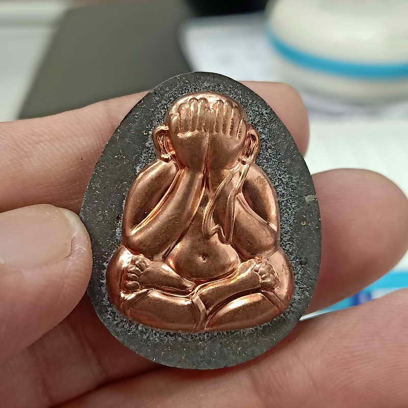 2-318 วัดใจ 50 งานหน้ากาก พระผงปิดตา รุ่นรวยปลดหนี้ 100 ปี หลวงพ่อพัฒน์ วัดห้วยด้วน จ.นครสวรรค์ เนื้อผง หน้ากากทองแดง หลังรูปเหมือน หมายเลข 659 กล่องเดิม