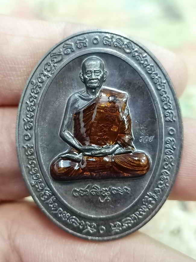 2-1894 วัดใจ 100 เหรียญรูปเหมือน 5 แชะ หลวงปู่บุญมา สำนักสงฆ์เขาแก้วทอง จ.ปราจีนบุรี 2564 ชนวนรมดำ ลงยาจีวร หมายเลข 1927 กล่องเดิม