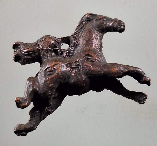 เคาะเดียว...เครื่องรางรูปม้า ไม่ทราบที่