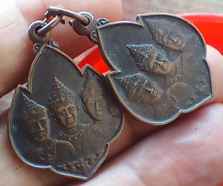 ++ 2ชิ้น เหรียญสามกษัตริย์ ออกวัดเชียงมั่น หลวงปู่แหวนปลุกเสก (มีโค๊ต) ปี 25 ++1