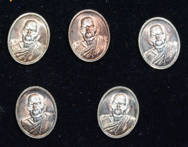 700.- แพค 5 เหรียญ เหรียญเม็ดแตง เนื้อเปียกเงิน แยกชุดกรรมการร่วมสร้าง หลวงปู่หมุน รุ่น 119 ปี ร.ศ.232 วัดบ้านจาน