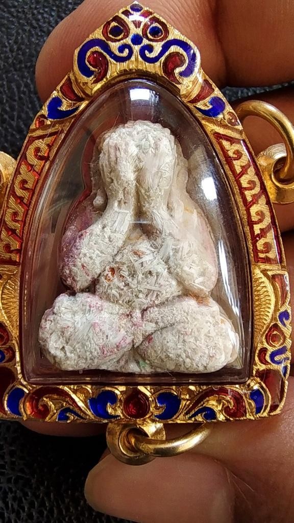 3000.-พระปิดตามหาลาภ ดวงเศรษฐี(1) หลวงปู่สอ ขันติโก วัดโพธิ์ศรี จ.นครพนม เนื้อพิเศษก้นครก โรยผงตะไบและผงงาช้าง ปี 2561 เลี่ยมกรอบเงินลงยาชุบทองสั่งทำ