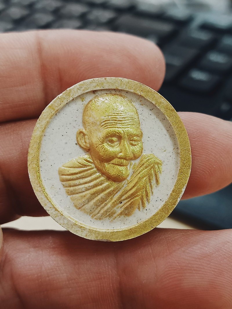 1-926 วัดใจ 50 พระผงจันทร์ลอยหลวงปู่ฮก วัดท่าข้าม จ.ชลบุรี 2558 กล่องเดิม