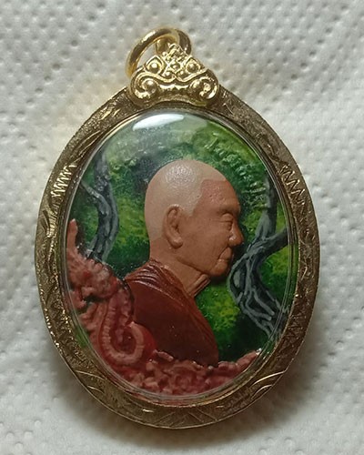 เหรียญหลวงปู่บุญมา โชติธัมโม รุ่น "เหลือกินเหลือใช้" เนื้อโลหะเพ้นท์ วัดเขาแก้วทอง จังหวัดปราจีนบุรี หมายเลข ๑๓ พร้อมกรอบไมครอน