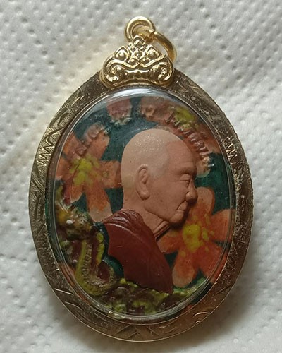 เหรียญหลวงปู่บุญมา โชติธัมโม รุ่น "เหลือกินเหลือใช้" เนื้อโลหะเพ้นท์ วัดเขาแก้วทอง จังหวัดปราจีนบุรี หมายเลข ๑๒ พร้อมกรอบไมครอน