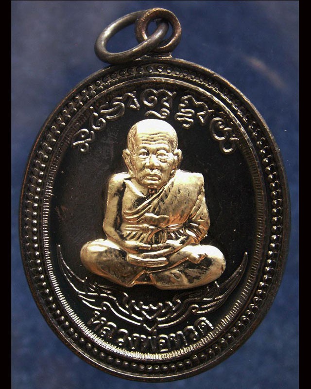 กรรมการ !!! เลข 984...เหรียญหลวงปู่ทวด หลังพ่อท่านเขียว วัดห้วยเงาะ รุ่นกิตติคุโณ 82 เนื้อทองแดงรมดำหน้า-หลังอัลปาก้า โค้ด-เลข พร้อมกล่องเดิม พ.ศ. 2553 สร้างแจกกรรมการ 999 องค์