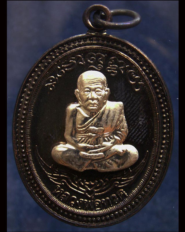 กรรมการ !!! เลข 910...เหรียญหลวงปู่ทวด หลังพ่อท่านเขียว วัดห้วยเงาะ รุ่นกิตติคุโณ 82 เนื้อทองแดงรมดำหน้า-หลังอัลปาก้า โค้ด-เลข พร้อมกล่องเดิม พ.ศ. 2553 สร้างแจกกรรมการ 999 องค์