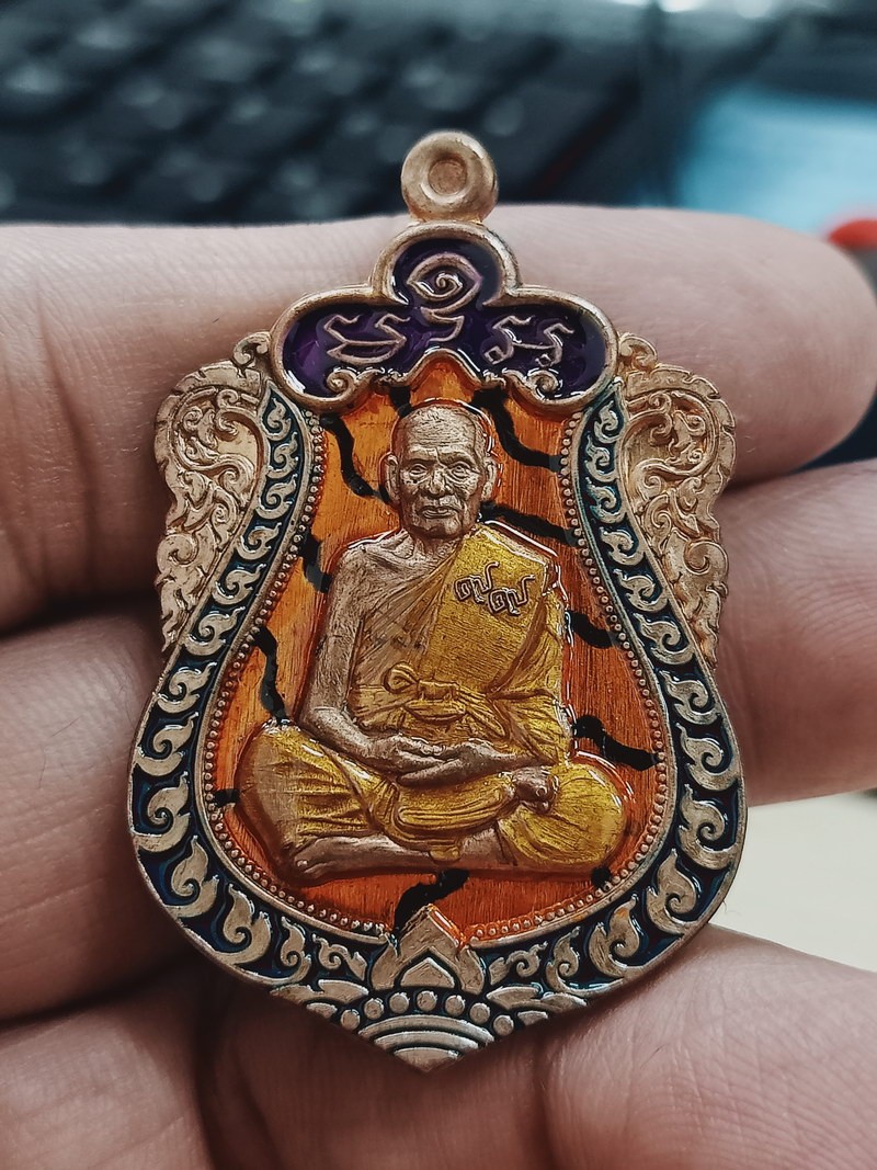 1-1041 วัดใจ 50 เหรียญเสมาอายุยืน หลวงพ่อพัฒน์ วัดห้วยด้วน จ.นครสวรรค์ 2563 ทองแดง ลงยา หมายเลข 400 กล่องเดิม