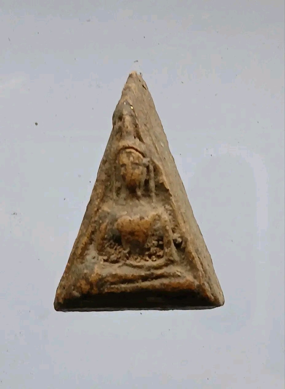 สมเด็จนางพญารุ่นแรก เนื้อแดง หลวงพ่อชาญณรงค์ อภิชิโต ปี2496