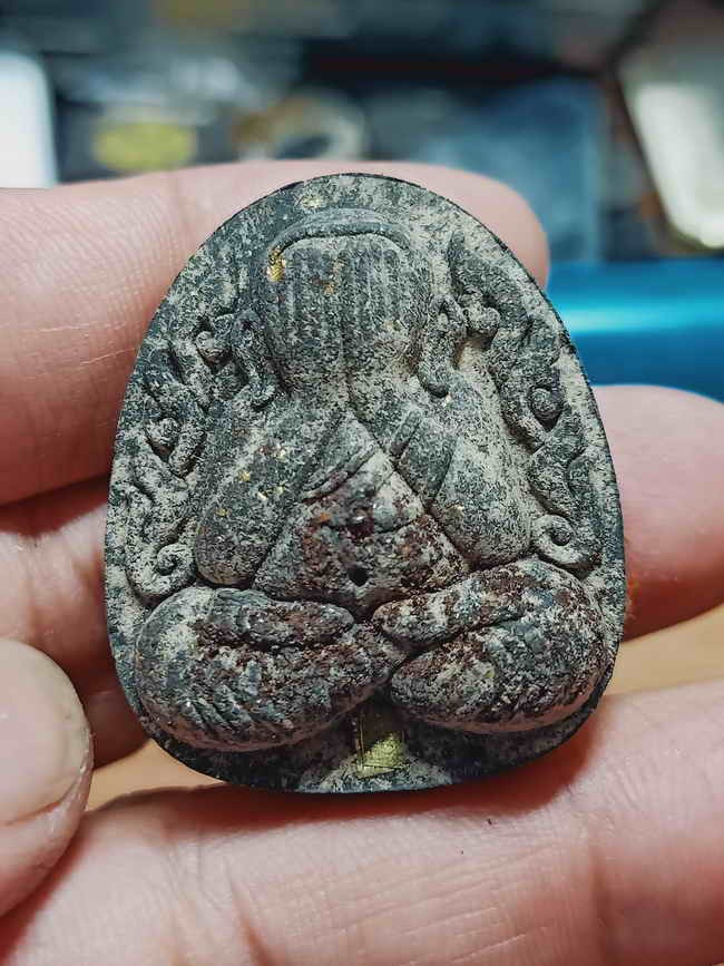 2-1470 วัดใจ 100 พระปิดตากนกข้างบูชาครู หลวงปู่โต๊ะ หลวงพ่อนงค์ วัดบางน้ำชน ธนบุรี จ.กรุงเทพ ปี 2565 จัมโบ้ มวลสารดี ตะกรุดทองทิพย์ 1 ดอก สะดือพลอยแดง หมายเลข 624 กล่องเดิม