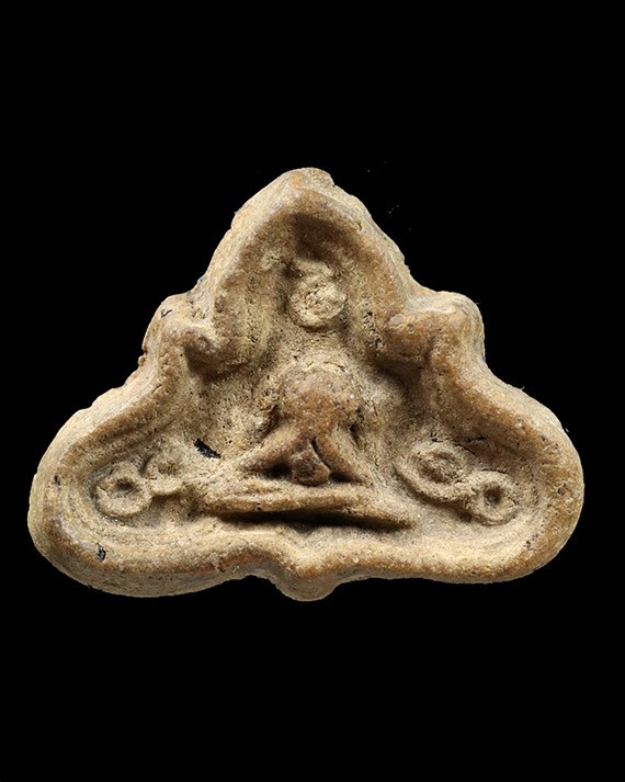 1500.-พระปิดตาเนื้อดินผสมผง พิมพ์ซุ้มหยัก หลวงพ่อมี วัดทรงคนอง จ.นครปฐม ประมาณปี2470-2480 องค์ที่2