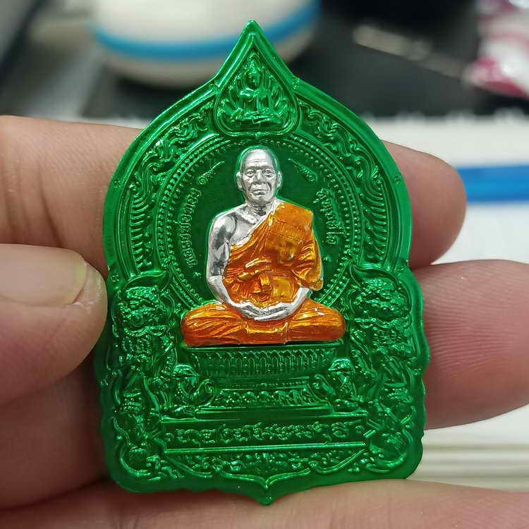 2-784 วัดใจ 100 แถมยกลัง เหรียญนั่งพาน รุ่นทองชนะมาร หลวงพ่อทองวัดบ้านไร่ จ.นครราชสีมา ปี 2565 เนื้อปีกเครื่องบิน ชุบอโนไดซ์ ไม่ตัดปีก หน้ากาก สีเขียว(วันพุธ) หมายเลข 161 สร้าง 300 เหรียญ กล่องเดิม