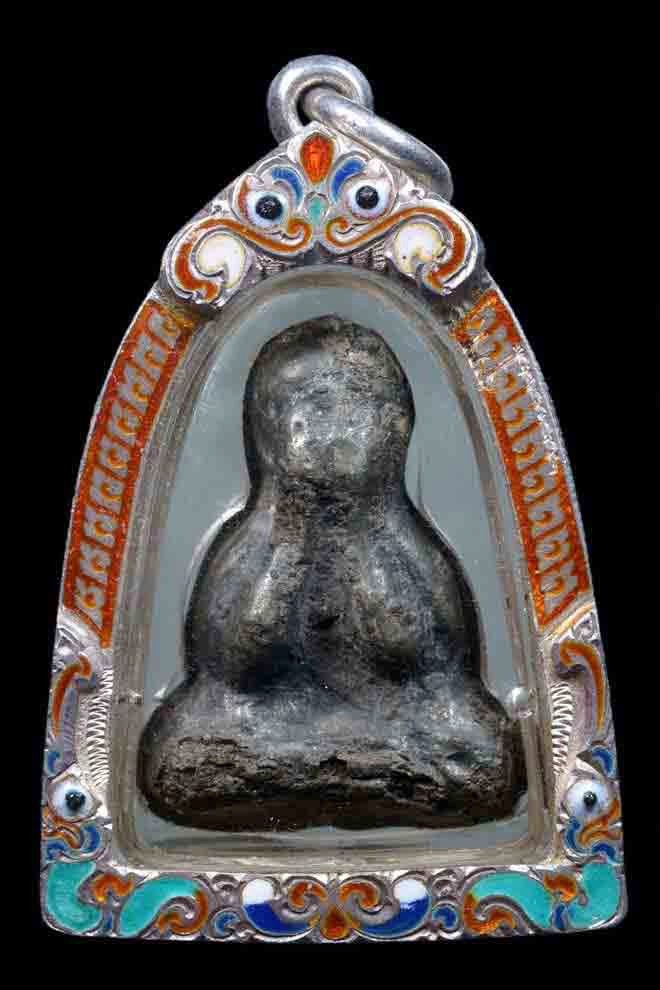 2500.- พระปิดตาเนื้อชินเงิน เลี่ยมกรอบเงินลงยา