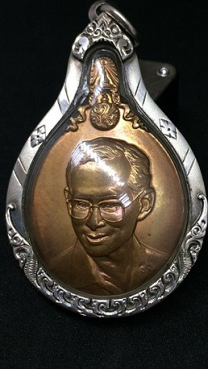 1500.-เหรียญรัชกาลที่ 9 ที่ระลึก 5 ธันวาคม 2540 เลี่ยมจับกรอบเงิน