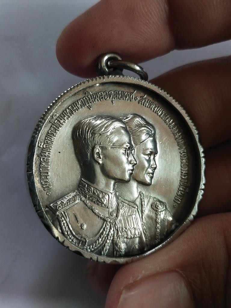 1800.-เหรียญเสด็จพระราชดำเนินเยือนสหรัฐอเมริกาและทวีปยุโรป ร.9 เนื้อเงินพิมพ์ใหญ่ ปี 2503 ใส่ตลับ