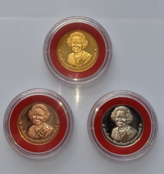 1800.-ชุดเหรียญที่ระลึกถวายพระเพลิงพระบรมศพ (สมเด็จย่า) 10 มีนาคม 2539 ชุด 3 เหรียญ พร้อมกล่อง