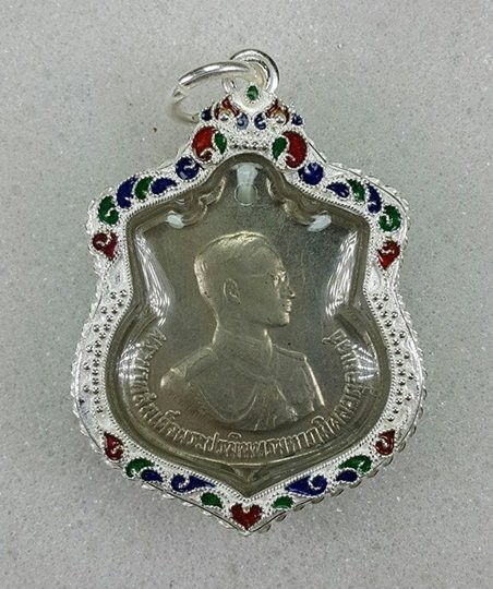 1800.-เหรียญในหลวง ร.9 ครบ3 รอบ ปี06 พร้อมเลี่ยมจับกรอบเงินลงยา