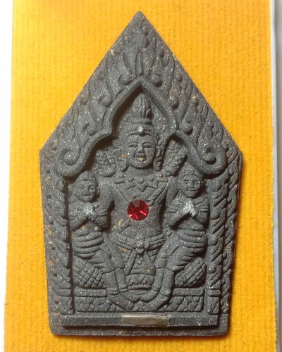 เริ่มต้นที่ 50 บาท พระขุนแผนหลังงั่ง เนื้อว่านดำ รุ่นเสาร์ 5 มหาเศรษฐี หลวงพ่อเมียน กัลยาโน วัดบ้านจะเนียง จ.บุรีรัมย์ ปี 2557  กล่องเดิม