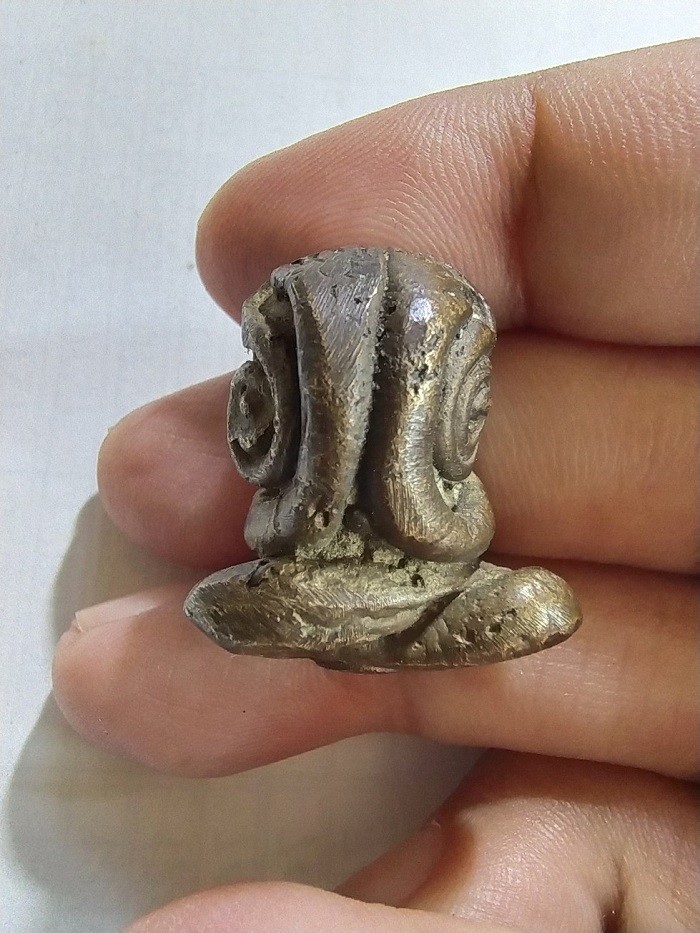 400.-พระหล่อปิดตาเนื้อโลหะ ไม่ทราบที่