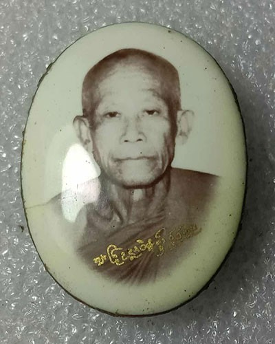 เริ่มต้นที่ 50 บาท  ล็อกเก็ต ฉากขาวไข่มุก สวยสมบูรณ์ แท้ไม่ทราบที่...