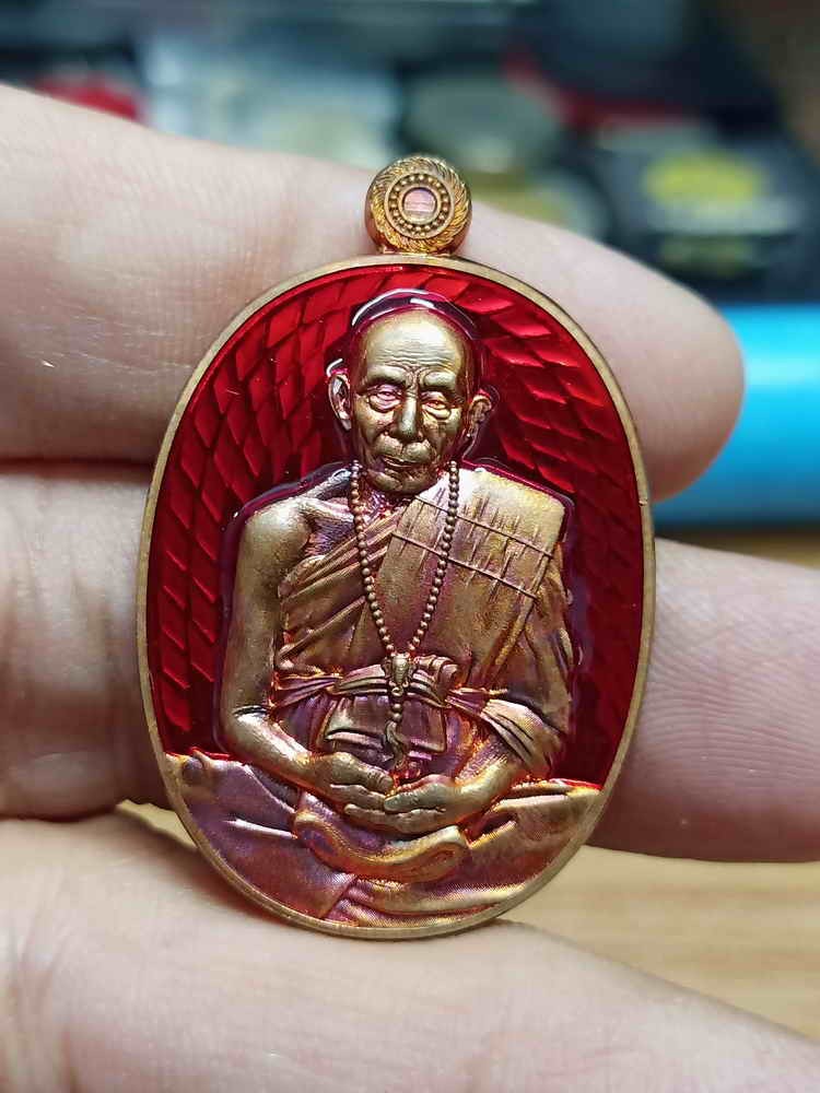 2-1009 วัดใจ 150 เหรียญรุ่นเจ้าสัวพันล้าน มีจอบไม่มีจน หลวงปู่เปลื้อง วัดพังดาน จ.พัทลุง 2567 รก.8.31 ทองแดงผิวไฟ ลงยาแดง หลังจีวร หมายเลข 74 กล่องเดิม***จี้กงแห่งแดนใต้สายเขาอ้อ